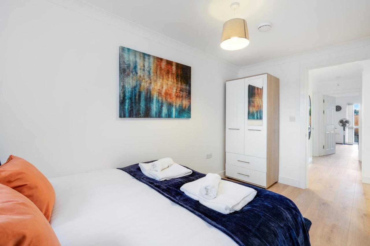 Pinewood Studios, Iver Slough Heathrow 1 & 2 Bedroom Apartments With Parking By Arista Living Bagian luar foto
