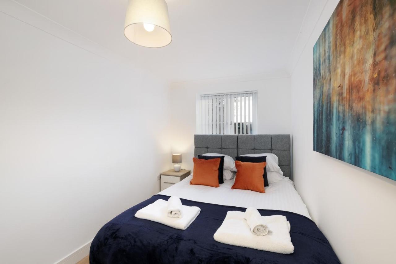 Pinewood Studios, Iver Slough Heathrow 1 & 2 Bedroom Apartments With Parking By Arista Living Bagian luar foto