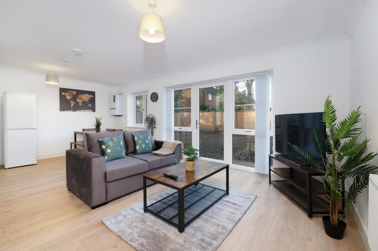 Pinewood Studios, Iver Slough Heathrow 1 & 2 Bedroom Apartments With Parking By Arista Living Bagian luar foto