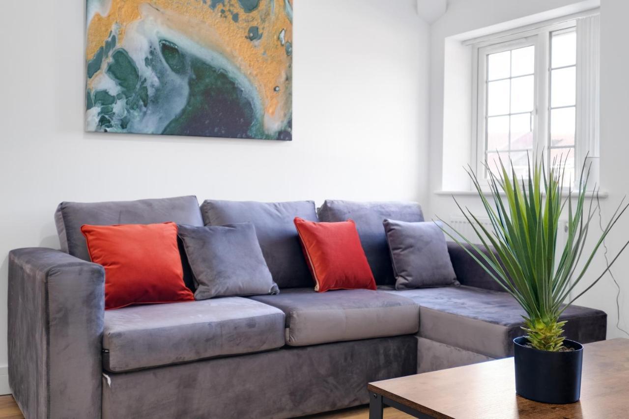 Pinewood Studios, Iver Slough Heathrow 1 & 2 Bedroom Apartments With Parking By Arista Living Bagian luar foto