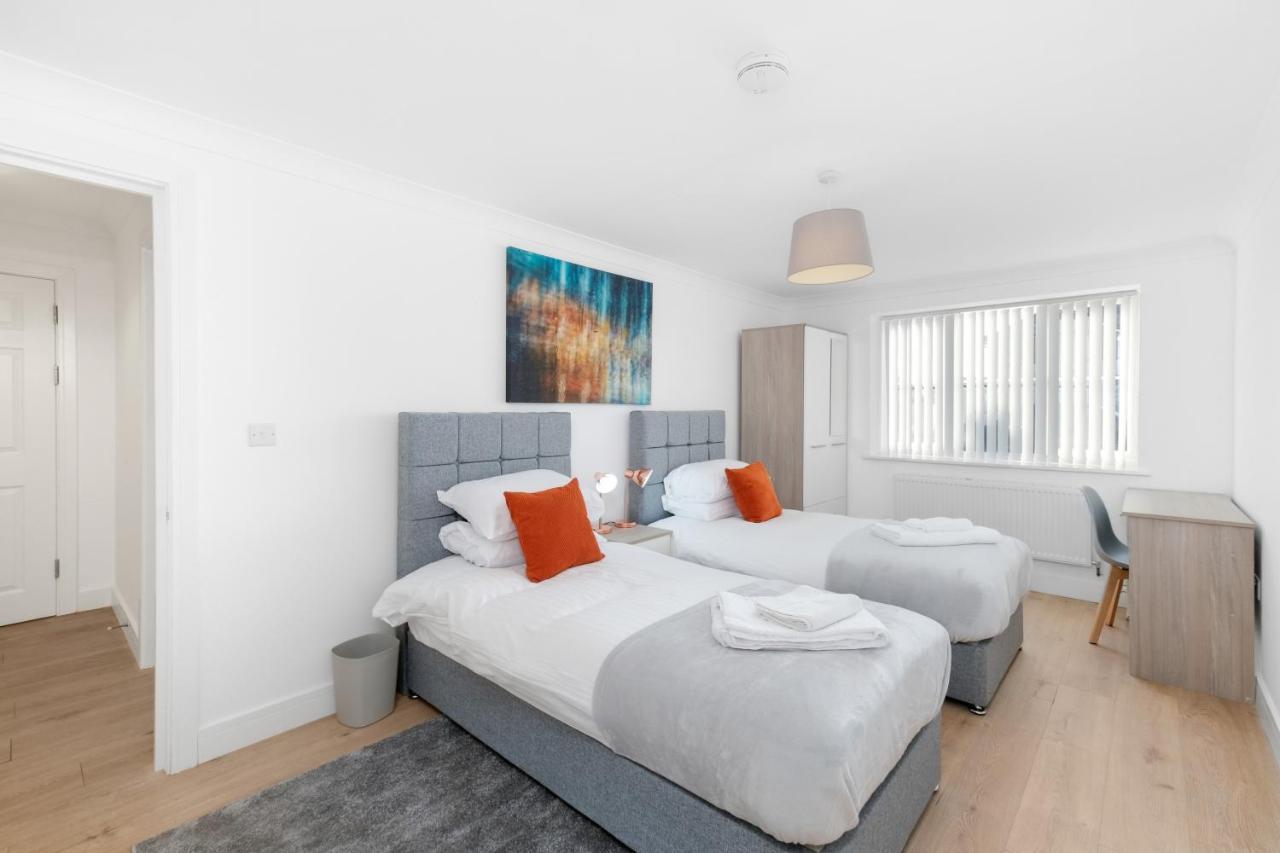 Pinewood Studios, Iver Slough Heathrow 1 & 2 Bedroom Apartments With Parking By Arista Living Bagian luar foto