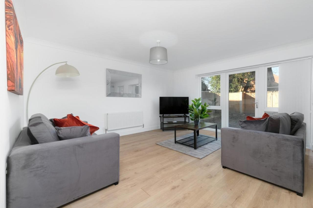 Pinewood Studios, Iver Slough Heathrow 1 & 2 Bedroom Apartments With Parking By Arista Living Bagian luar foto