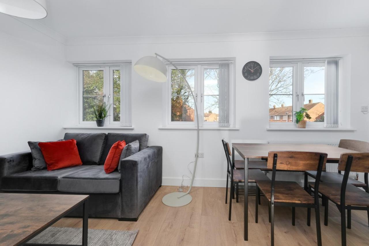 Pinewood Studios, Iver Slough Heathrow 1 & 2 Bedroom Apartments With Parking By Arista Living Bagian luar foto