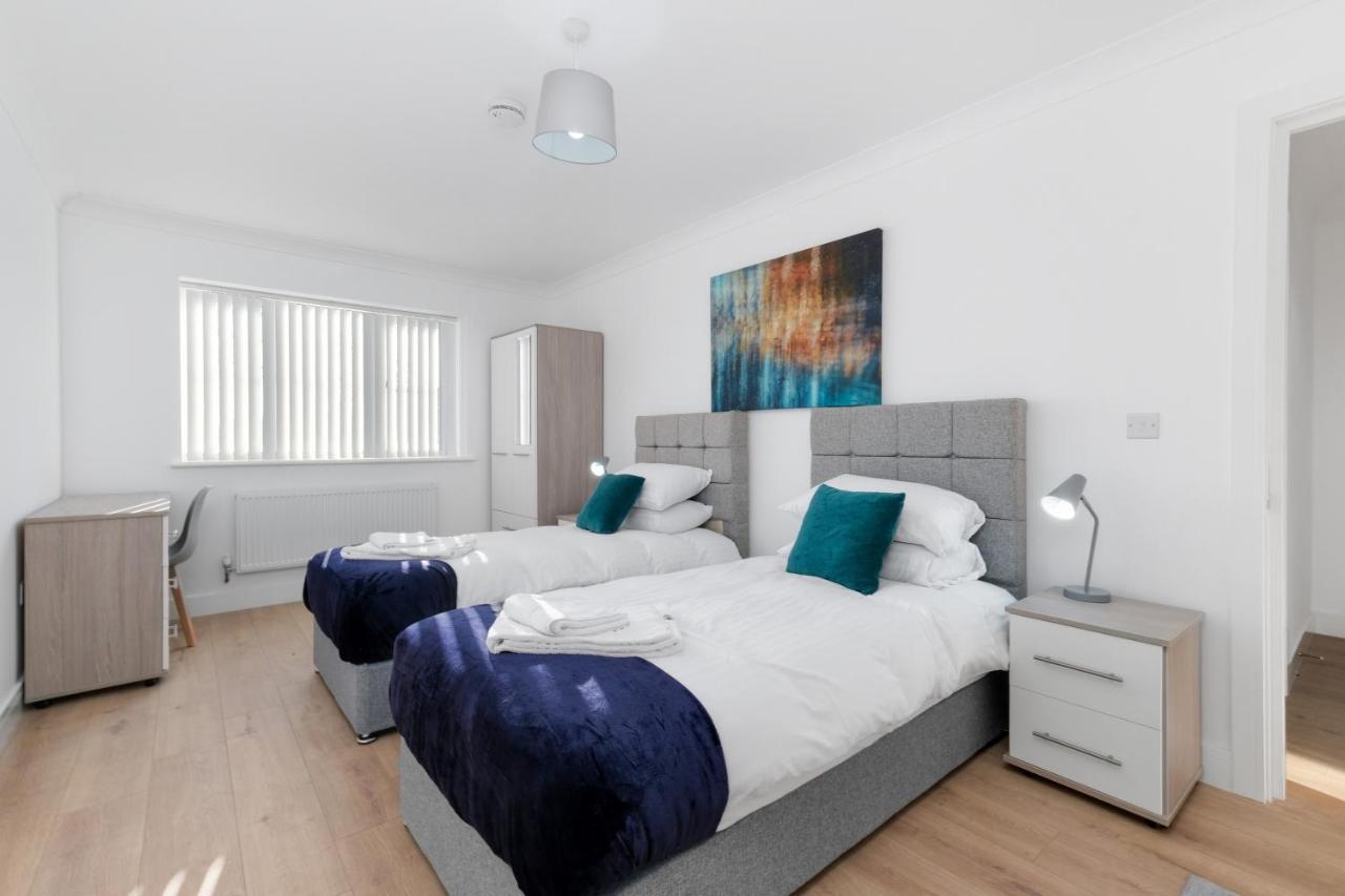 Pinewood Studios, Iver Slough Heathrow 1 & 2 Bedroom Apartments With Parking By Arista Living Bagian luar foto