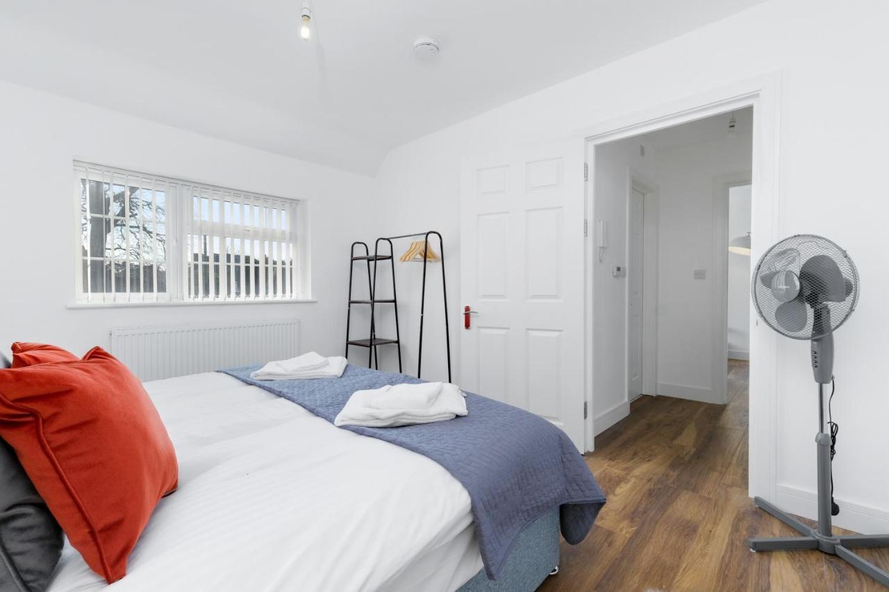 Pinewood Studios, Iver Slough Heathrow 1 & 2 Bedroom Apartments With Parking By Arista Living Bagian luar foto