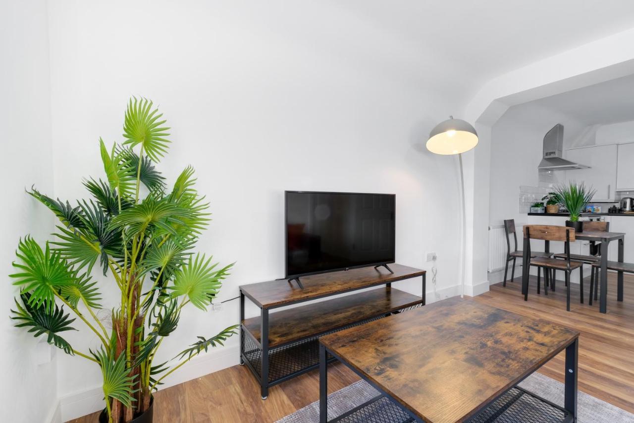 Pinewood Studios, Iver Slough Heathrow 1 & 2 Bedroom Apartments With Parking By Arista Living Bagian luar foto