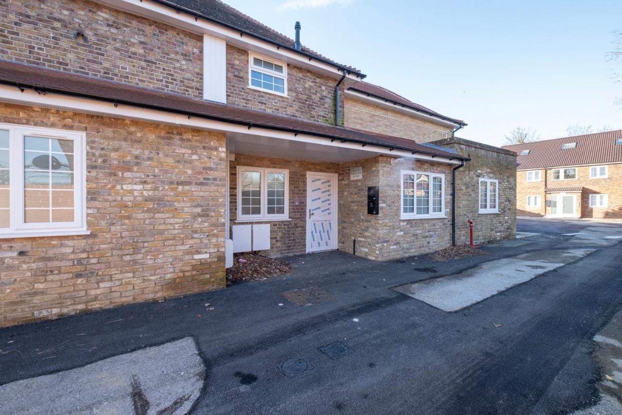 Pinewood Studios, Iver Slough Heathrow 1 & 2 Bedroom Apartments With Parking By Arista Living Bagian luar foto