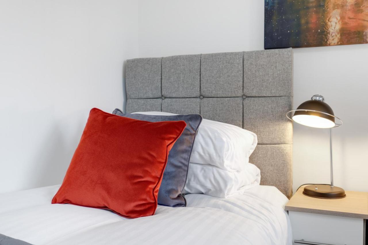 Pinewood Studios, Iver Slough Heathrow 1 & 2 Bedroom Apartments With Parking By Arista Living Bagian luar foto