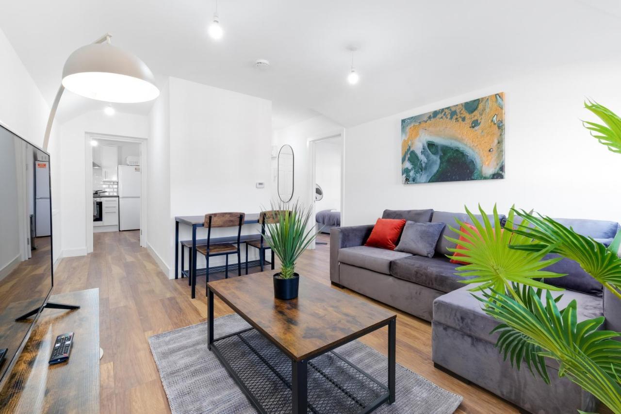 Pinewood Studios, Iver Slough Heathrow 1 & 2 Bedroom Apartments With Parking By Arista Living Bagian luar foto