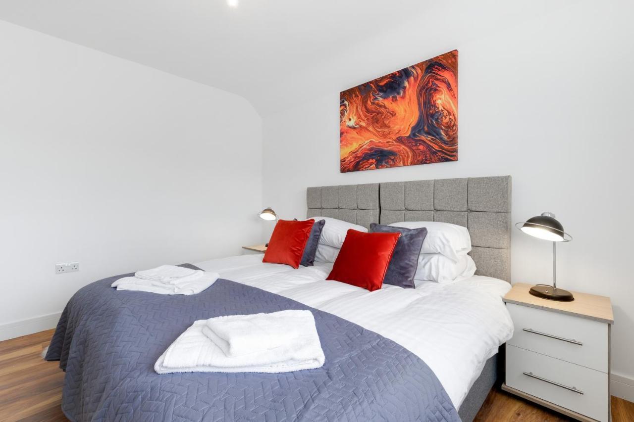 Pinewood Studios, Iver Slough Heathrow 1 & 2 Bedroom Apartments With Parking By Arista Living Bagian luar foto