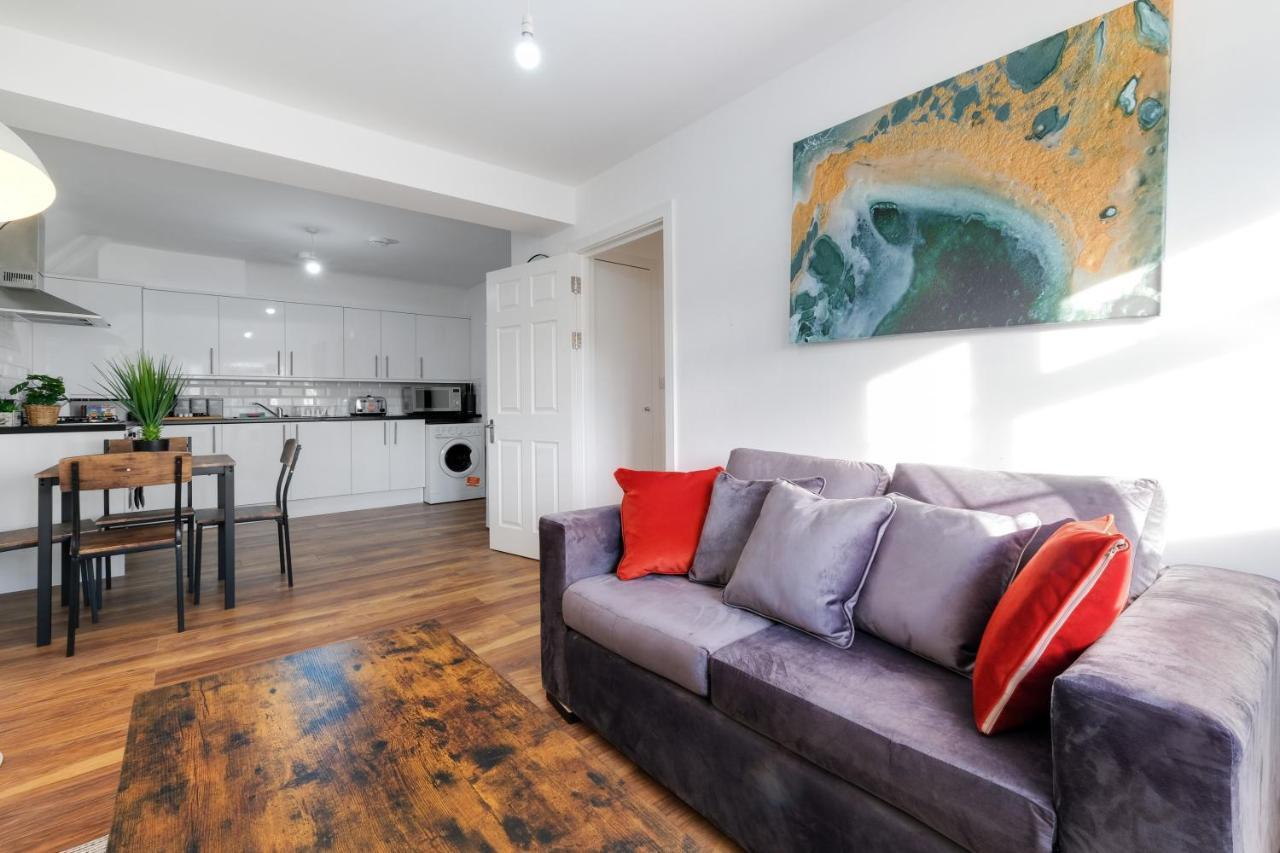 Pinewood Studios, Iver Slough Heathrow 1 & 2 Bedroom Apartments With Parking By Arista Living Bagian luar foto